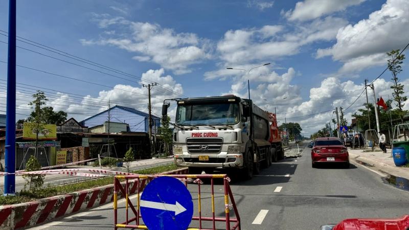 TP.HCM: Đường 333 tỉ ở xã Dầu Tiếng chưa bàn giao đã phải đào bới, sửa chữa- Ảnh 1.