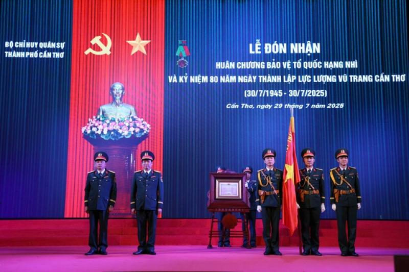 Lực lượng vũ trang Cần Thơ nhận Huân chương Bảo vệ Tổ quốc hạng nhì- Ảnh 1. Lực lượng vũ trang Cần Thơ nhận Huân chương Bảo vệ Tổ quốc hạng nhì- Ảnh 1.