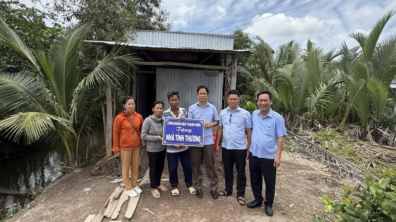 2 công nhân làm ở Đồng Nai gặp tai nạn, nhà bị sập được tặng nhà mới- Ảnh 2.