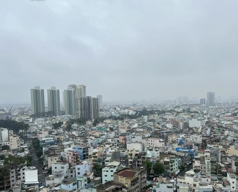 Sáng nay trời TP.HCM như Đà Lạt, sương mù hay ô nhiễm không khí?  - Ảnh 1.