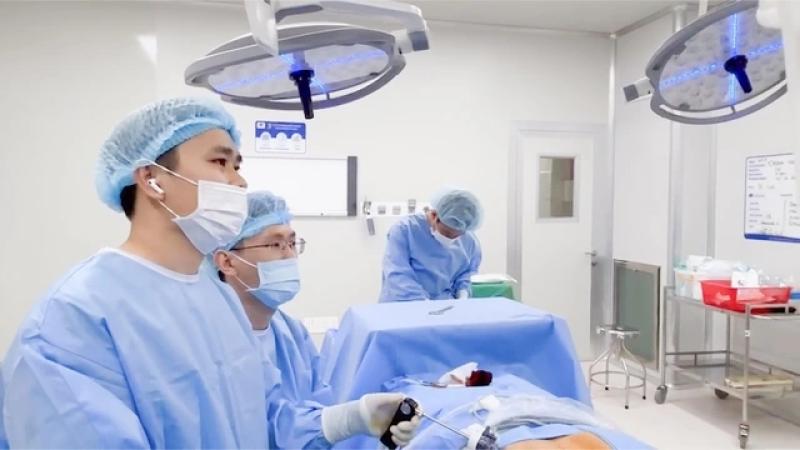 Bước tiến mới trong phẫu thuật tuyến giáp không để lại sẹo- Ảnh 2.