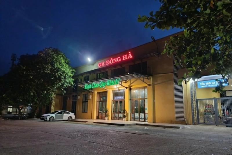 Chỉ 2 khách mua vé, chuyến tàu Đông Hà - Đồng Hới đưa đón cán bộ tạm hoãn - Ảnh 1.