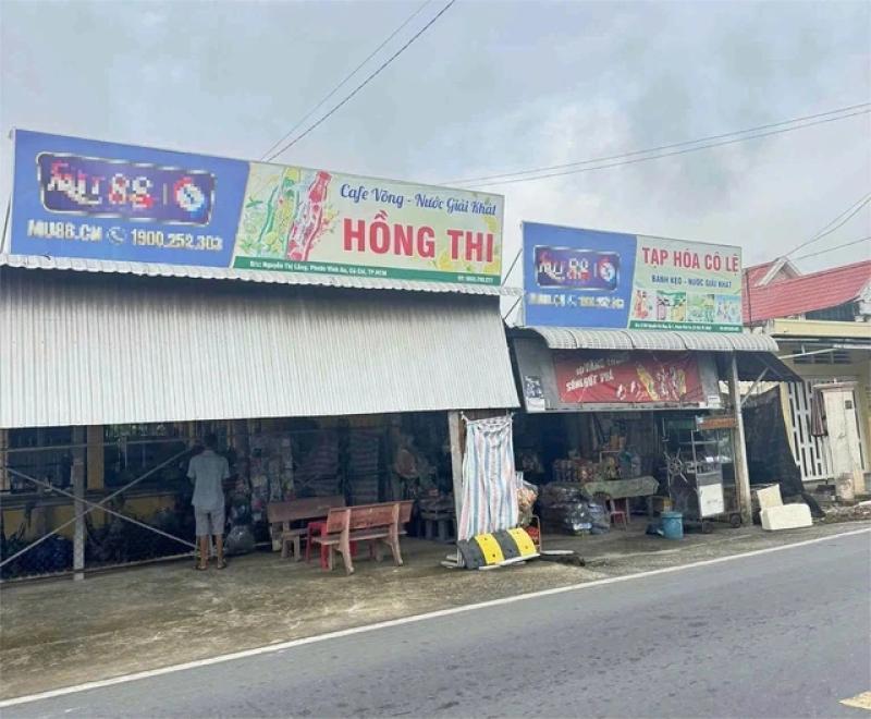 Tháo dỡ, xóa bỏ bảng hiệu quảng cáo cờ bạc sai quy định ở TP.HCM- Ảnh 1.