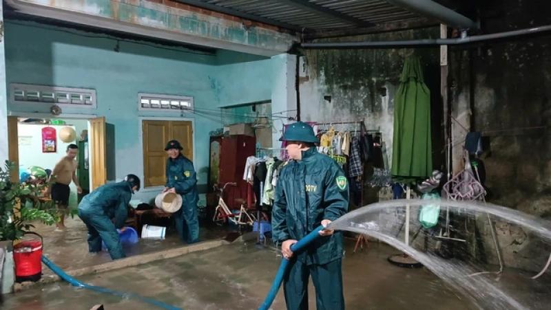 Mưa như trút nước khiến đường phố Đà Nẵng ngập nặng   - Ảnh 7.