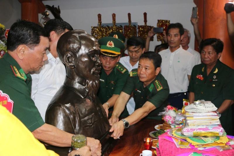 288 ngọn nến thắp giữa Trường Sơn, tưởng niệm những người 'chưa kịp trở về'- Ảnh 1. 288 ngọn nến thắp giữa Trường Sơn, tưởng niệm những người 'chưa kịp trở về'- Ảnh 1.