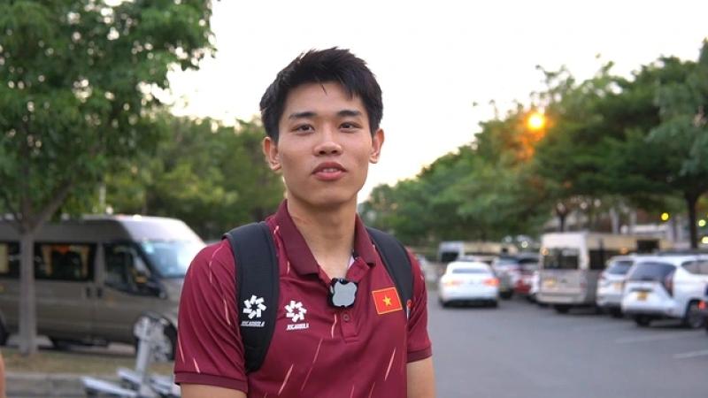 Đình Bắc về nước với đầy vết xước trên cổ nhưng chỉ nhớ đến... trọng tài thổi chung kết- Ảnh 2.