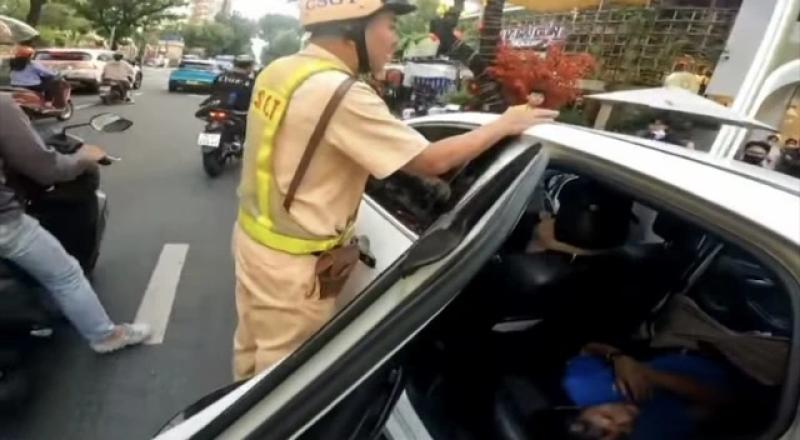CSGT mở đường kịp thời đưa người ngất xỉu bên đường phố TP.HCM đi cấp cứu - Ảnh 1.