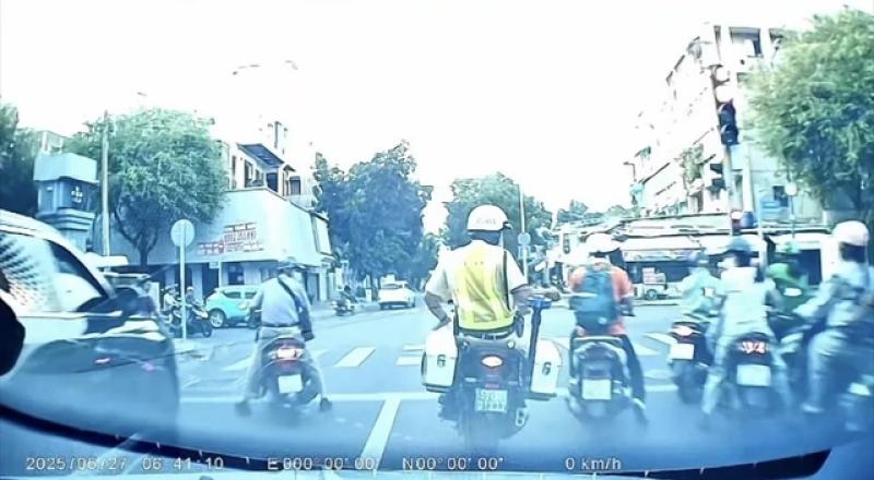 CSGT mở đường kịp thời đưa người ngất xỉu bên đường phố TP.HCM đi cấp cứu - Ảnh 2.