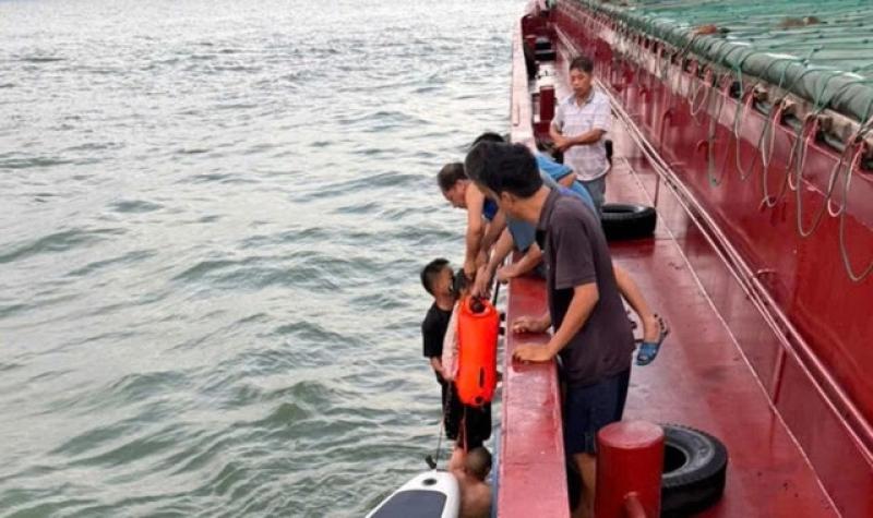Cứu sống 2 bố con bị sóng biển cuốn trôi sau 1 đêm lênh đênh trên biển  - Ảnh 1.