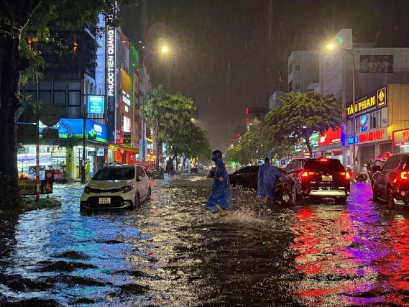 Mưa như trút nước khiến đường phố Đà Nẵng ngập nặng   - Ảnh 1.