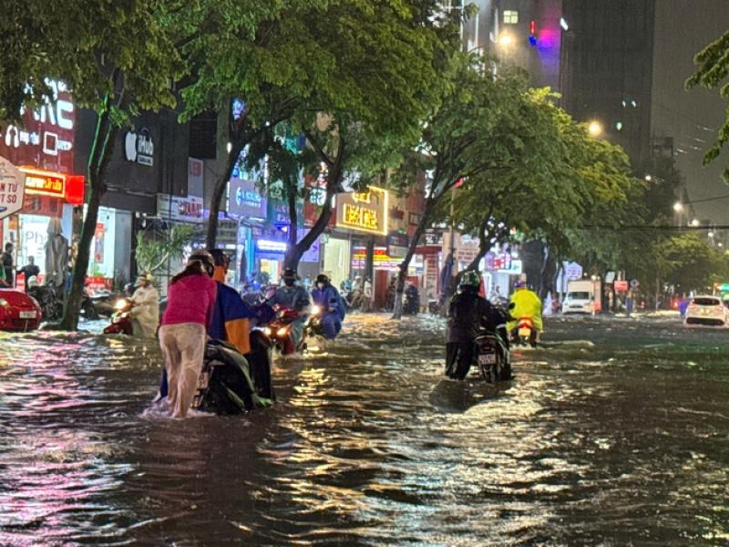 Mưa như trút nước khiến đường phố Đà Nẵng ngập nặng   - Ảnh 3.