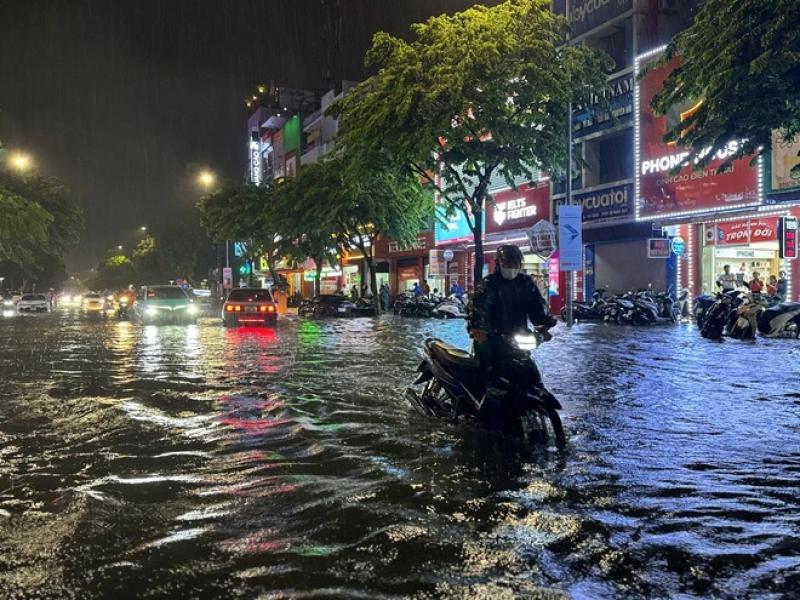 Mưa như trút nước khiến đường phố Đà Nẵng ngập nặng   - Ảnh 2.