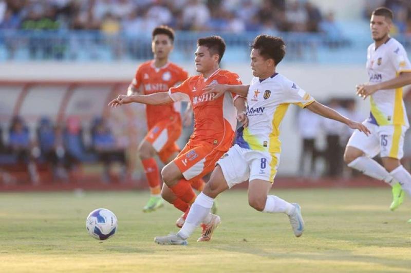 V-League tăng suất xuống hạng và... xe VAR: Không còn chuyện các đội 'tình thương mến thương'?- Ảnh 1.