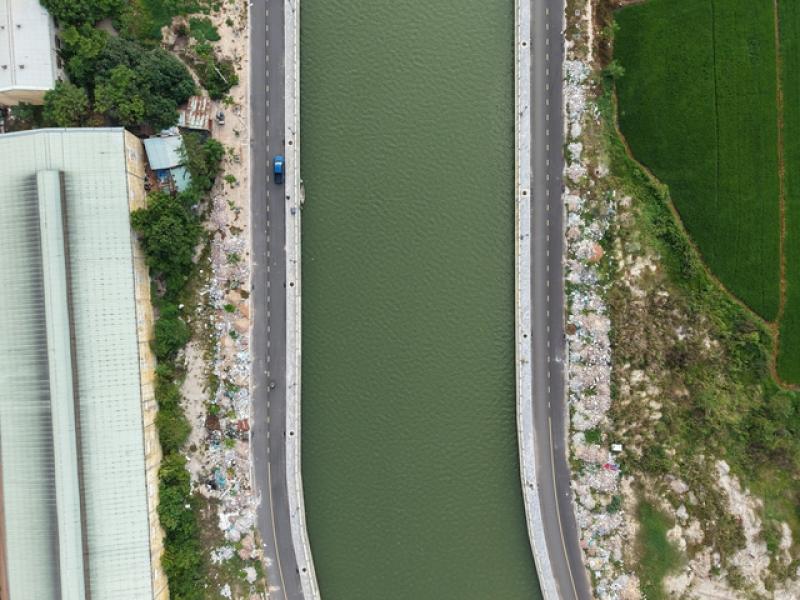 Gia Lai: Rác thải ngập tràn hai bên đường hệ thống thoát lũ 600 tỉ đồng- Ảnh 2.