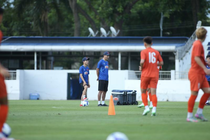 U.23 Việt Nam khí thế hừng hực, HLV Kim Sang-sik đích thân thị phạm! - Ảnh 1.