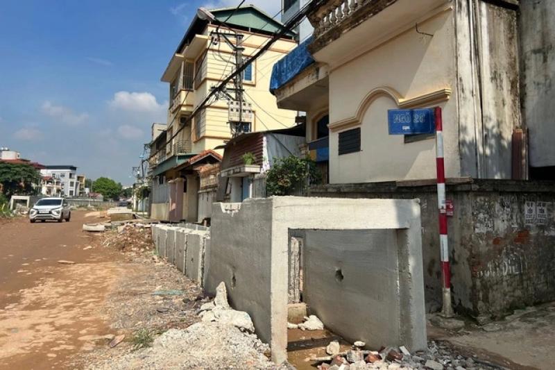 Vụ làm đường cao hơn nền nhà dân cả mét: Rà soát lại toàn bộ dự án- Ảnh 1. Vụ làm đường cao hơn nền nhà dân cả mét: Rà soát lại toàn bộ dự án- Ảnh 1.