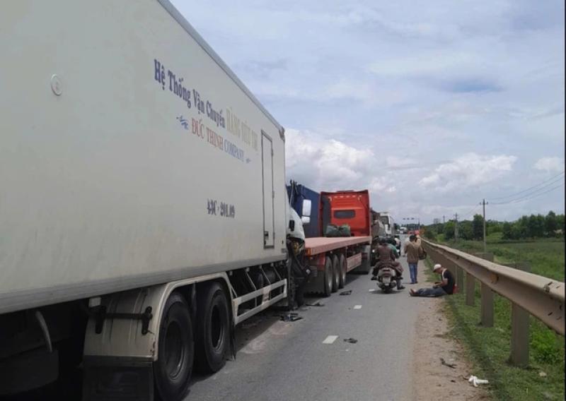Quảng Trị: Tai nạn liên hoàn giữa 5 phương tiện, nhiều xe bị hư hỏng - Ảnh 1.