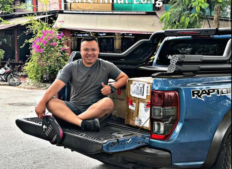 Hành động ấm áp của tài xế giữa mưa lớn ở Hà Nội trong cơn bão Wipha - Ảnh 1.