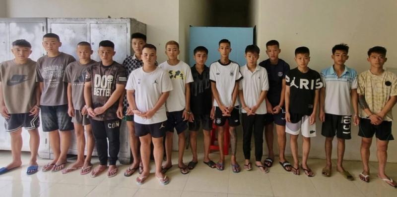 Tạm giữ hình sự 14 thanh niên gây náo loạn trên đường - Ảnh 1.