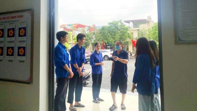 Thanh niên P . Hoa Lư hỗ trợ người dân trong chính quyền 2 cấp mới - Ảnh 2. Thanh niên P . Hoa Lư hỗ trợ người dân trong chính quyền 2 cấp mới - Ảnh 2.