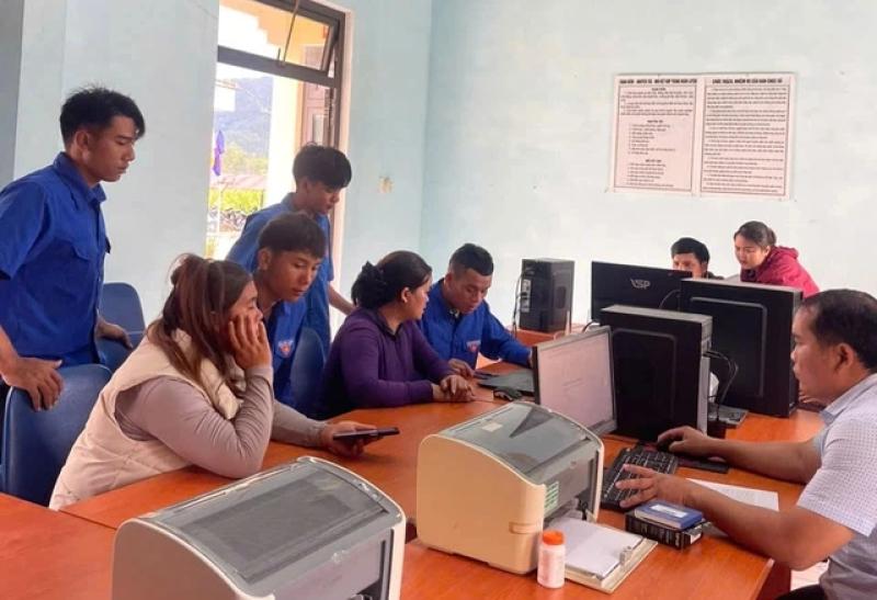 Thanh niên vùng biên giới hỗ trợ người dân làm thủ tục hành chính hiệu quả - Ảnh 2.