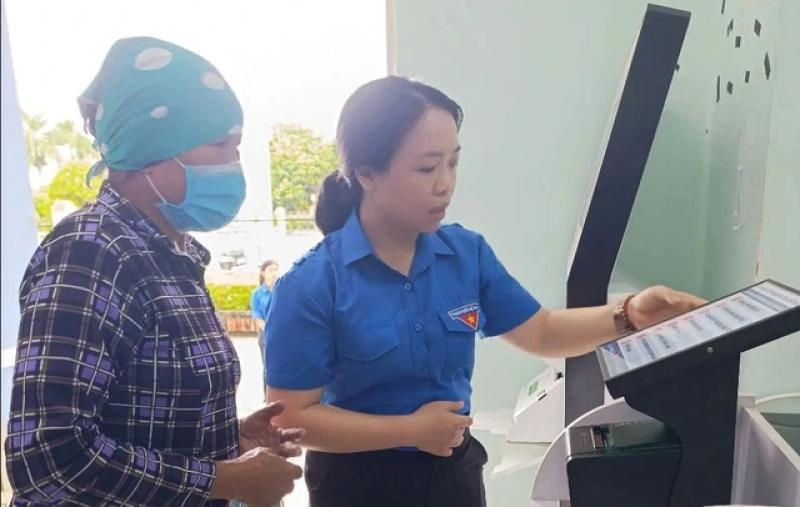 Thanh niên vùng biên giới hỗ trợ người dân làm thủ tục hành chính hiệu quả - Ảnh 1.