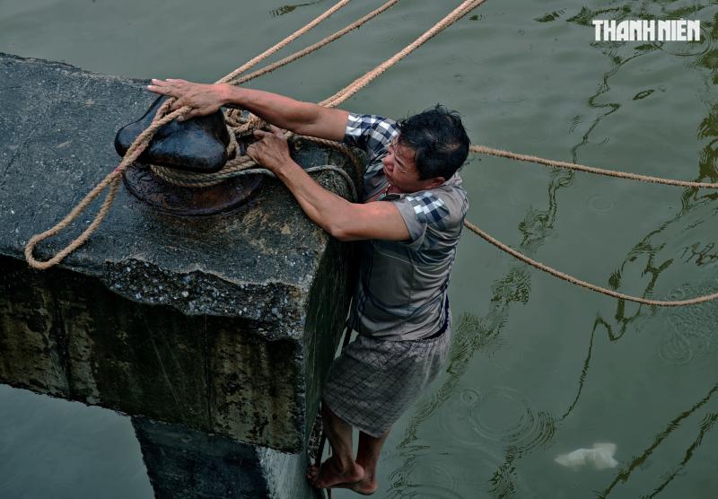 Người dân Hải Phòng căng mình ứng phó với bão số 3 (Wipha)- Ảnh 6.