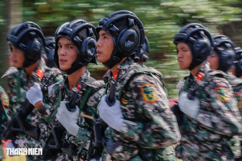 Chiến sĩ đẫm mồ hôi, 'gồng mình' trên mặt đường ảo ảnh luyện tập cho nhiệm vụ A80- Ảnh 8. Chiến sĩ đẫm mồ hôi, 'gồng mình' trên mặt đường ảo ảnh luyện tập cho nhiệm vụ A80- Ảnh 8.