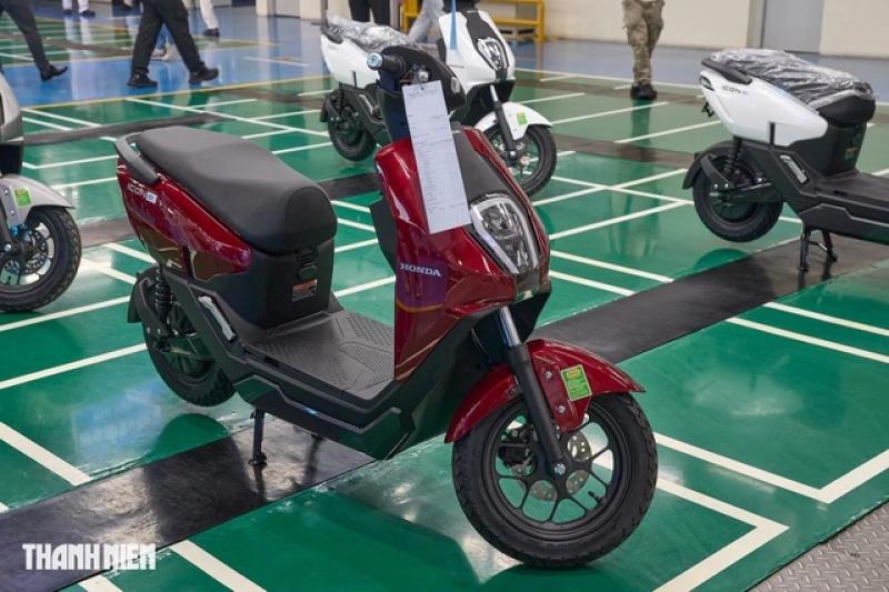 Cấm xe xăng, tài xế công nghệ chạy xe máy điện mưu sinh được lợi gì? - Ảnh 1. Cấm xe xăng, tài xế công nghệ chạy xe máy điện mưu sinh được lợi gì? - Ảnh 1.