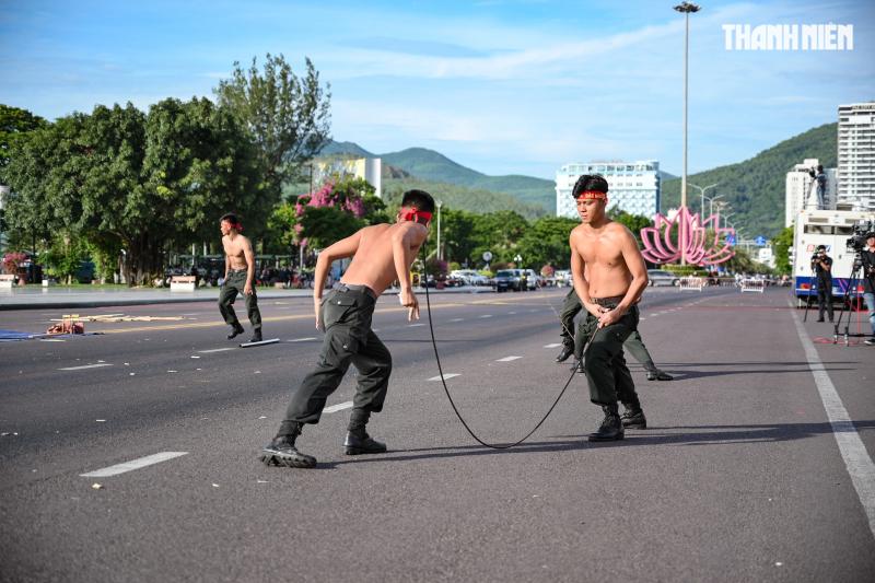 Mãn nhãn màn biểu diễn võ thuật trong lễ ra quân của Công an tỉnh Gia Lai - Ảnh 18.