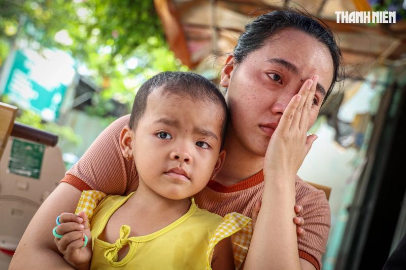 Con muốn sống: Bé gái ung thư khả năng bỏ mắt vì không còn tiền chữa trị- Ảnh 1.