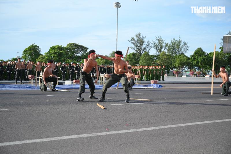 Mãn nhãn màn biểu diễn võ thuật trong lễ ra quân của Công an tỉnh Gia Lai - Ảnh 11.
