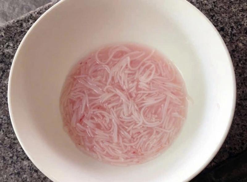 Bún đổi màu hồng ở Đà Nẵng có nguy hiểm không? những thông tin cần biết - Ảnh 1.