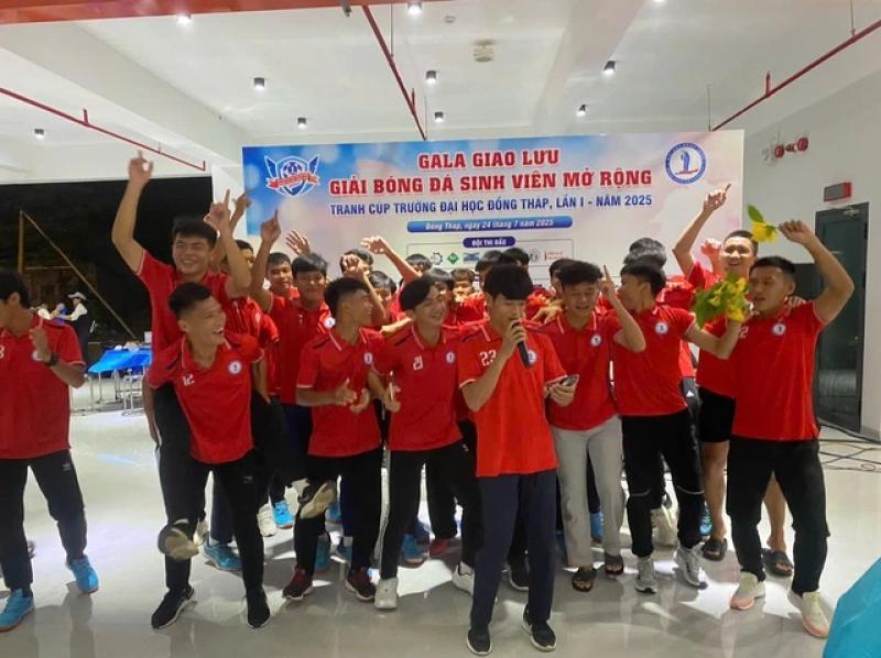 Công Nhậm lập hat-trick, Minh 'nhí' ghi cú đúp tạo kịch tính tại Trường ĐH Đồng Tháp- Ảnh 15. Công Nhậm lập hat-trick, Minh 'nhí' ghi cú đúp tạo kịch tính tại Trường ĐH Đồng Tháp- Ảnh 15.