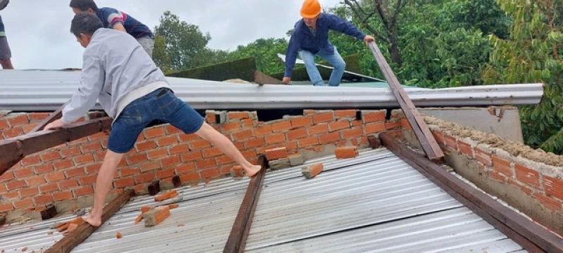 Lâm Đồng: Mưa lớn kèm gió giật kéo dài gây thiệt hại nặng - Ảnh 2.