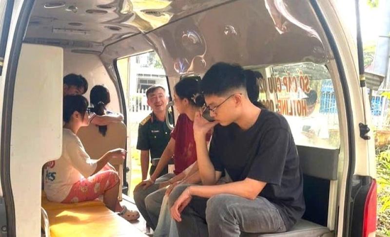 Lật xe chở sinh viên, cán bộ, chiến sĩ quân đội Lâm Đồng kịp thời cứu hộ - Ảnh 2. Lật xe chở sinh viên, cán bộ, chiến sĩ quân đội Lâm Đồng kịp thời cứu hộ - Ảnh 2.