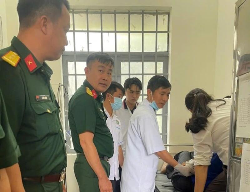 Lật xe chở sinh viên, cán bộ, chiến sĩ quân đội Lâm Đồng kịp thời cứu hộ - Ảnh 3. Lật xe chở sinh viên, cán bộ, chiến sĩ quân đội Lâm Đồng kịp thời cứu hộ - Ảnh 3.