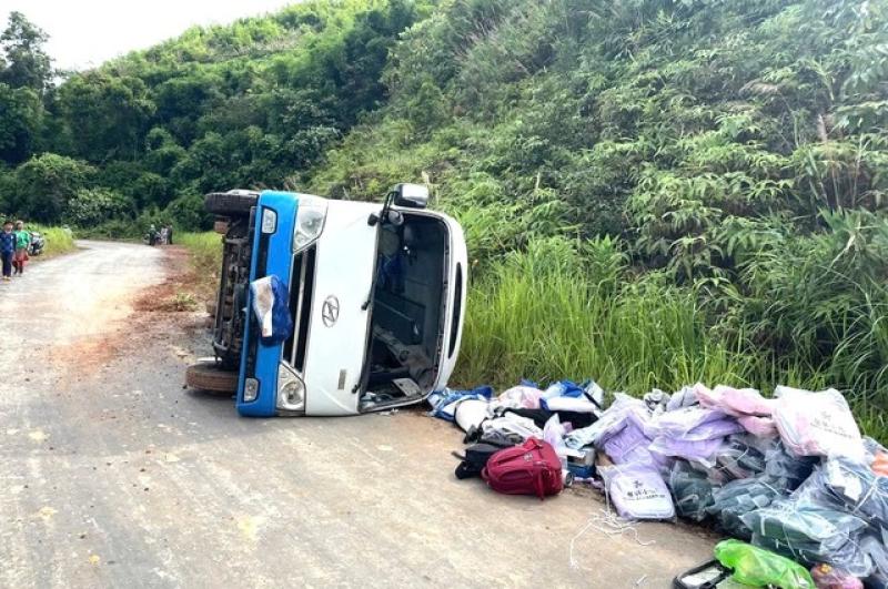 Lật xe chở sinh viên, cán bộ, chiến sĩ quân đội Lâm Đồng kịp thời cứu hộ - Ảnh 1. Lật xe chở sinh viên, cán bộ, chiến sĩ quân đội Lâm Đồng kịp thời cứu hộ - Ảnh 1.