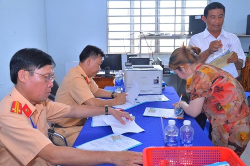 Cà Mau: Người dân được đăng ký xe ở tất cả công an xã trên địa bàn- Ảnh 1.