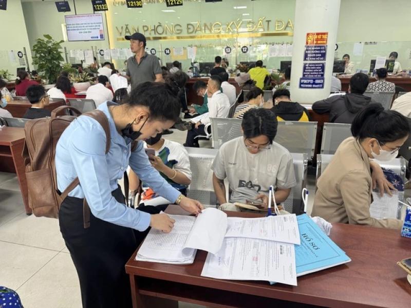 Sau 11 ngày làm việc, TP.HCM tiếp nhận hơn 26.000 hồ sơ nhà đất- Ảnh 1.