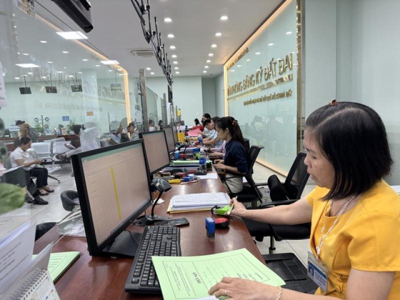 TP.HCM: Hàng trăm nhân sự tỏa về các xã hướng dẫn giải quyết thủ tục hành chính   - Ảnh 1.