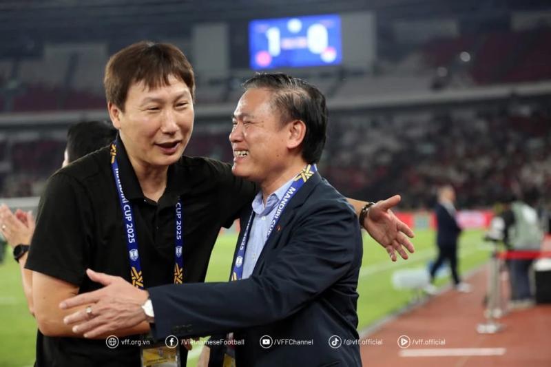 HLV Kim Sang-sik gặp ‘sự cố khó tin’, bị học trò… đánh rơi xuống đất- Ảnh 8.
