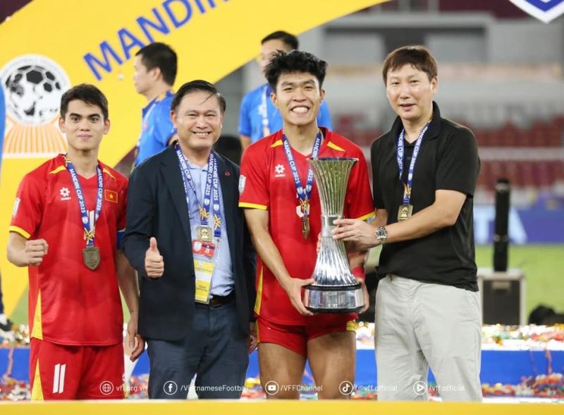 HLV Kim Sang-sik gặp ‘sự cố khó tin’, bị học trò… đánh rơi xuống đất- Ảnh 6.