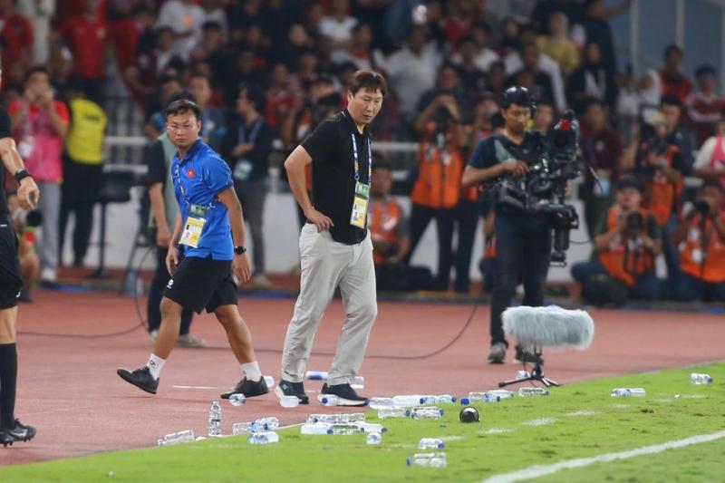 Không có chuyện U.23 Việt Nam rải chai nước khiến Indonesia vỡ bài ném biên: Đừng nghĩ sai lệch- Ảnh 1.