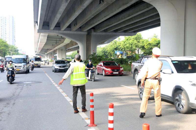 Nhiều xe máy đi sai làn sau khi dựng rào sắt trên đường Phạm Văn Đồng- Ảnh 3.