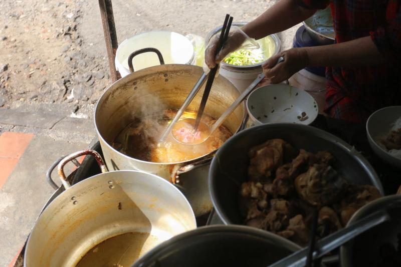 Quán bún bò Huế 'chuẩn vị' gần 4 thập kỷ trên phố cổ Chi Lăng- Ảnh 3.