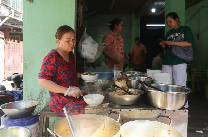 Quán bún bò Huế 'chuẩn vị' gần 4 thập kỷ trên phố cổ Chi Lăng- Ảnh 2.