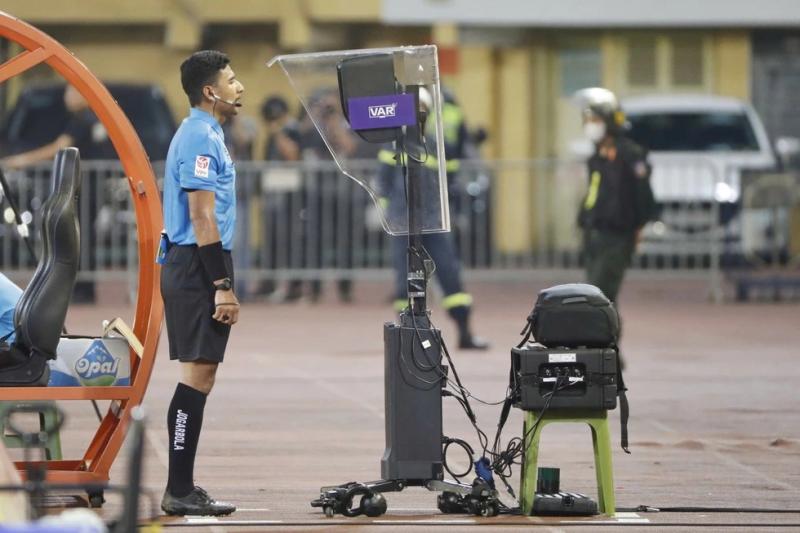 V-League tăng suất xuống hạng và... xe VAR: Không còn chuyện các đội 'tình thương mến thương'?- Ảnh 2.