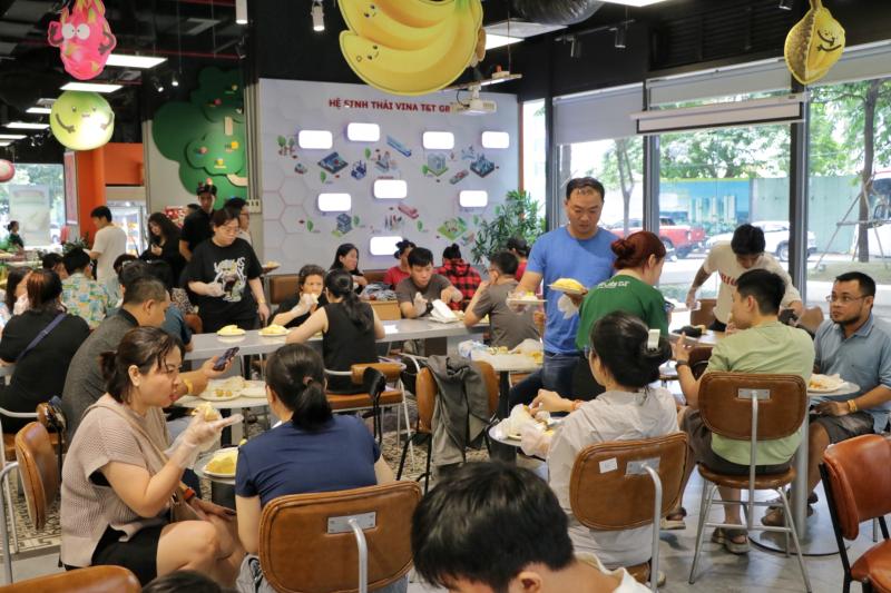 Độc lạ buffet sầu riêng đang diễn ra ở TP.HCM: Cửa hàng chuẩn bị gần 2 tấn - Ảnh 1.