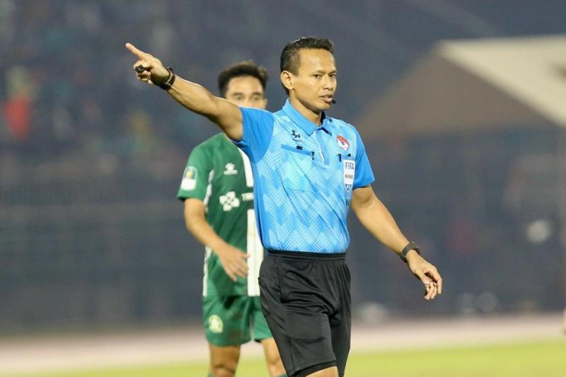 2 trọng tài Malaysia từ play-off ‘chạy sang’ chung kết Cúp quốc gia: Chứng kiến HLV Polking vô địch?- Ảnh 1.